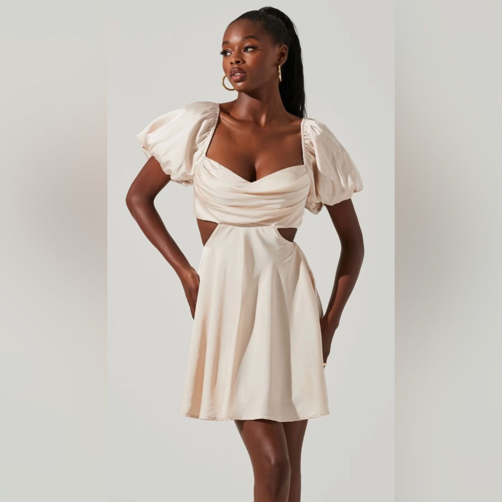 ASTR Satin puff sleeve mini dress. 🤍